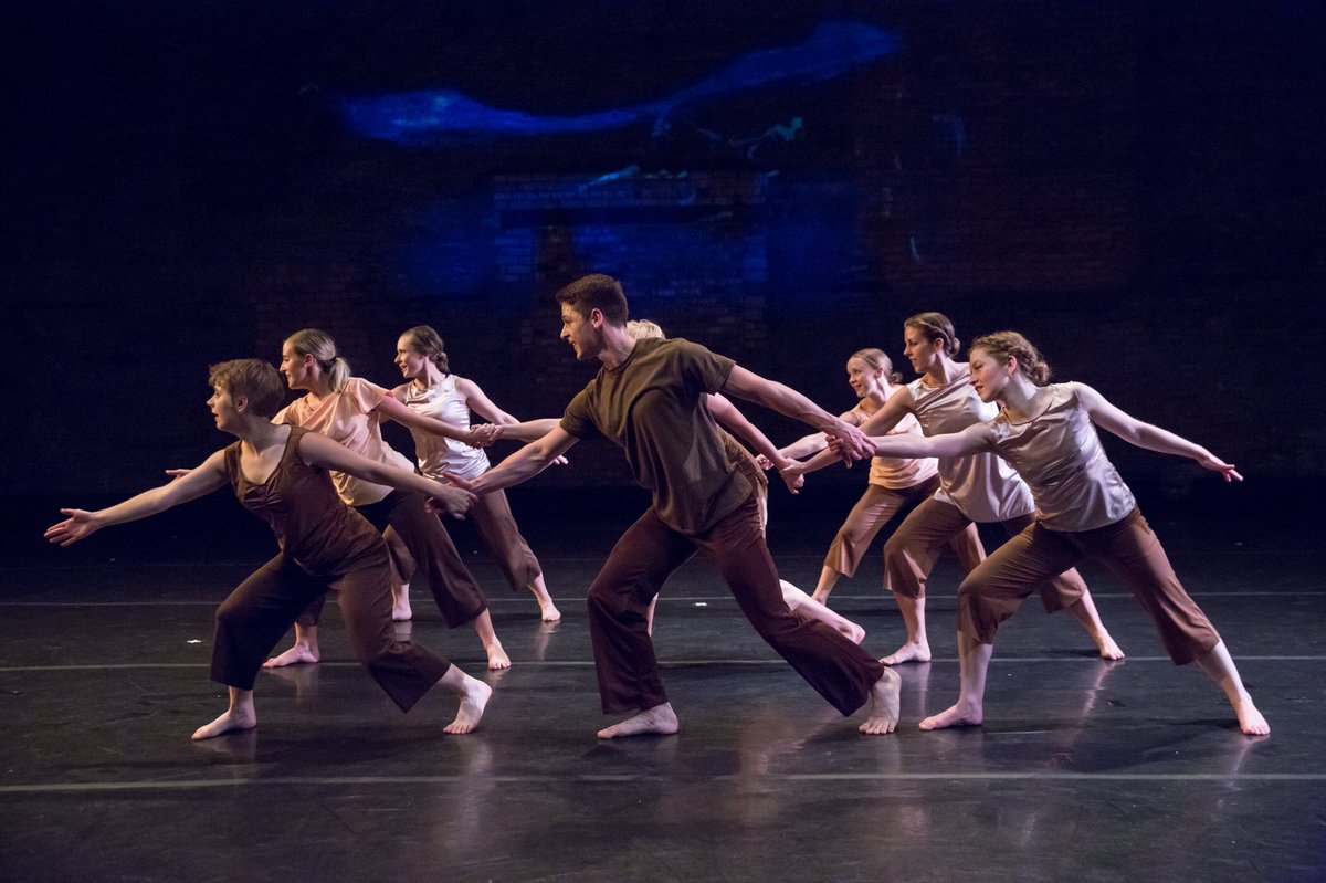 Happy Wednesday y’all ✨ 
Photo by Bill Cameron #EEE #Dance #Connected #Move