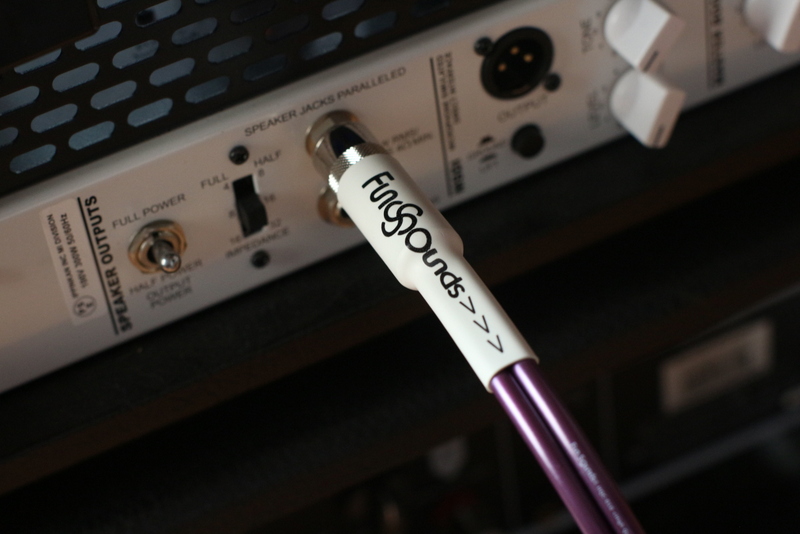 Pockn's tweet photo. 2/23のプレゼント音源、レコーディング中♪　Peavey invective120とFunSoundsのSPケーブルの組み合わせ最高っす！ヾ(￣(工)￣)ﾉ　＃Peavey　#invective120　＃FunSounds 　＃Gibson　＃ExplolerPro https://t.co/yLg4fZnsut