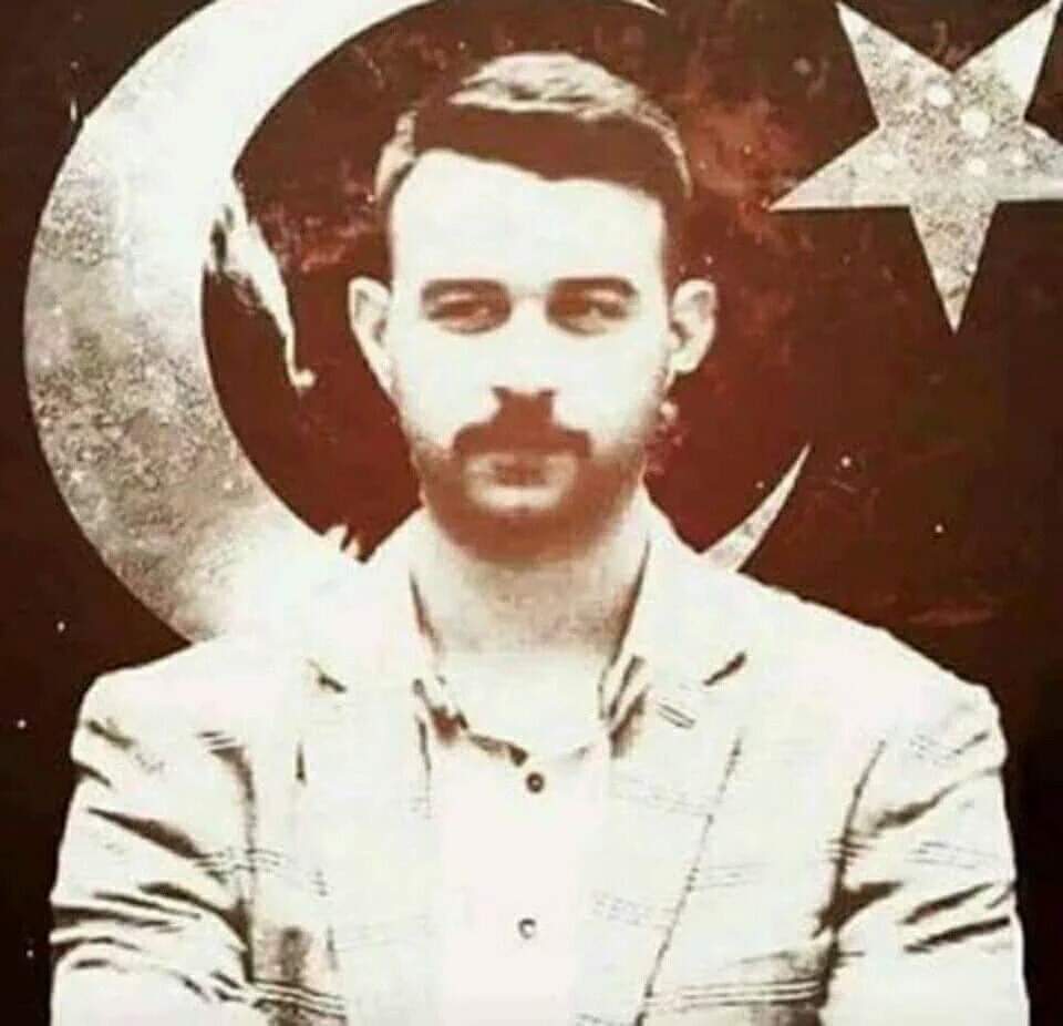 Övmeyeceğim Seni Çünkü Övgü Az Sana, 
Sen ki Bayrağım Gibi Bulandın Bir Al Kana.