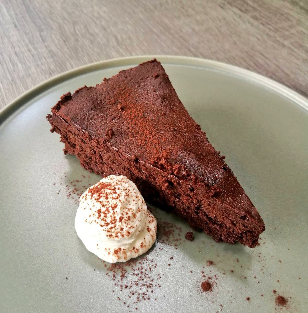 NancafeThailand's tweet photo. 🍫เค้กช็อกโกแลตไร้แป้ง(คีโต) ใช้ช็อก100% ปรับสูตรใหม่ค่ะ รสชาติไม่เข้มจัด ทานกับวิปครีมและบลูเบอร์รี่
🐻ชิ้นละ 70 ค่ะ
🍫1ปอนด์ ราคา 520ค่ะ
#เค้กไร้แป้ง #ช็อกโกแลต
#เค้กช็อกโกแลต #FlourlessCake
#Diet #Cake #Sweets #Chocolate
#Keto #ขนมหวาน #อร่อยบอกต่อ https://t.co/VV4egyckVk