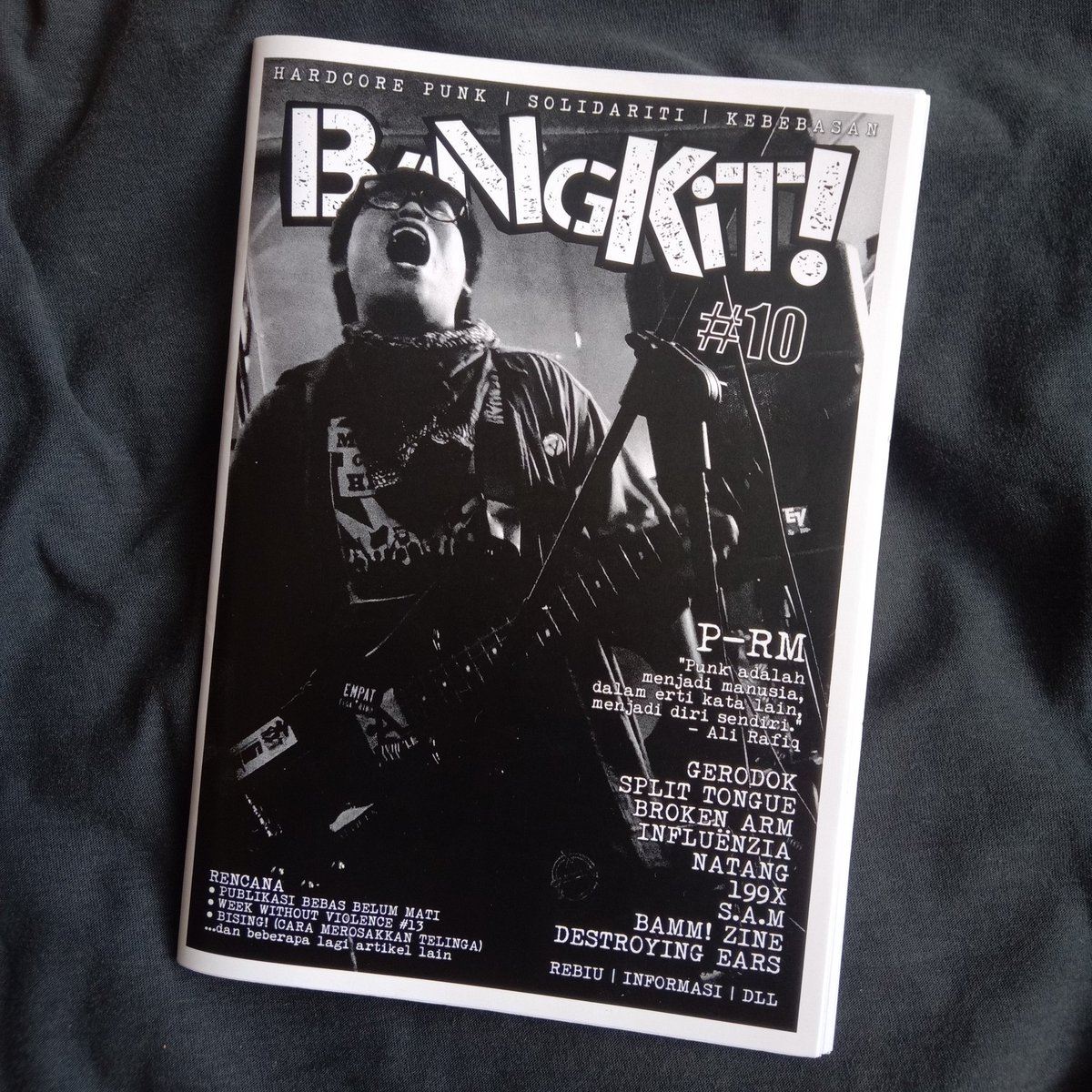 PdashRM's tweet photo. Medium zine fizikal jelasnya adalah medium yang masih relevan dan harus diangkat estetikanya supaya pergaulan dan komunikasi dalam kesenian dan kemasyarakatan dapat dipelbagaikan oleh proses kreatif yang kolektif. 

Hubungi Pyan Nathias di FB untuk membeli zine Bangkit! isu 10. https://t.co/adWbrcEasn