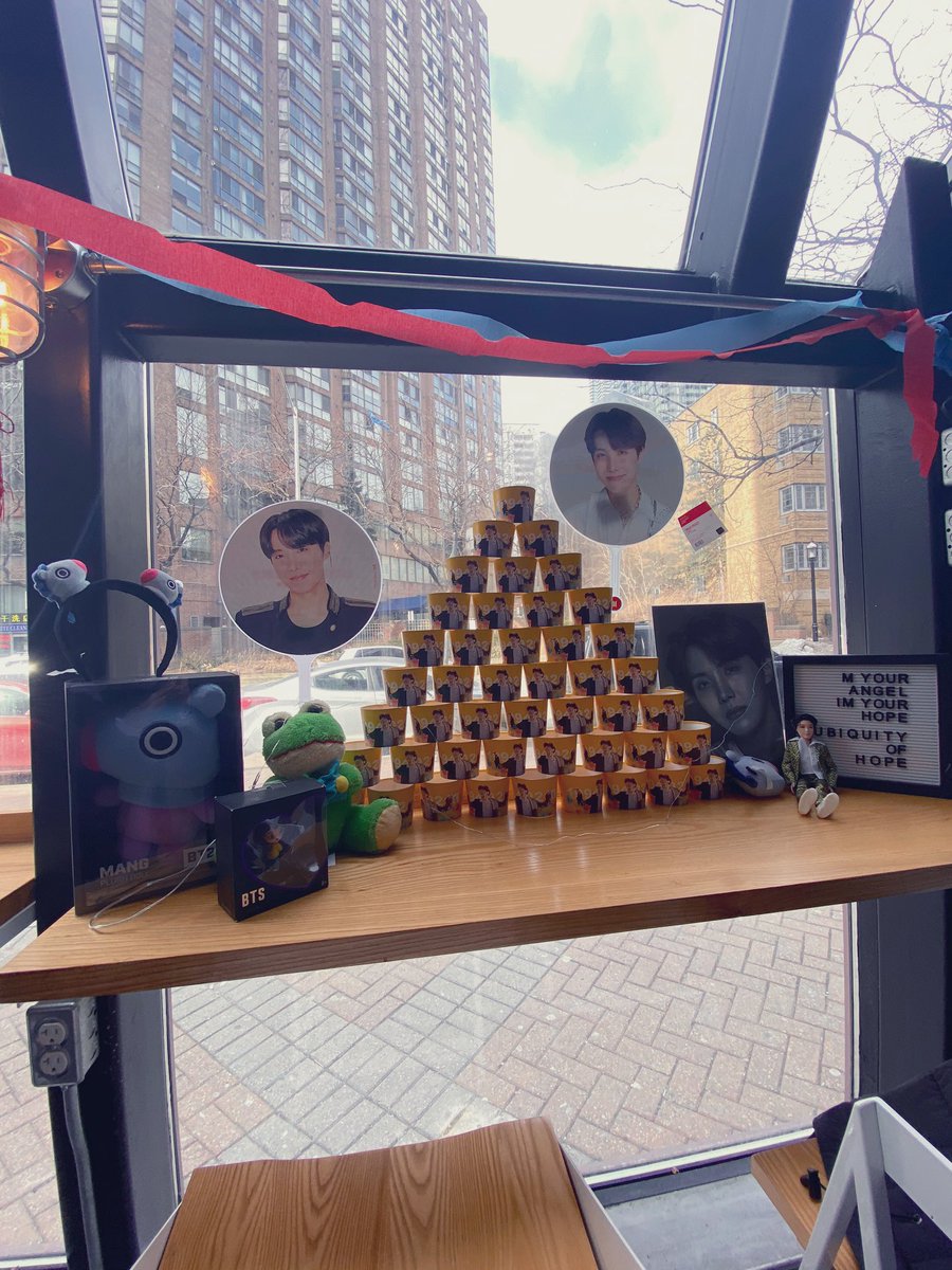 xkimseokjinius's tweet photo. Had so much fun at the J-Hope cupsleeve event today with my boo @_daydreamhobi! โบ๏ธThank you for your hard work in organizing this event @ghopewrld @TRlVlA_ @dayswithyou218! โจ#HopeWorldDayTO #HOBIUARY #HappyBirthdayJhope https://t.co/uhwsF3gisu