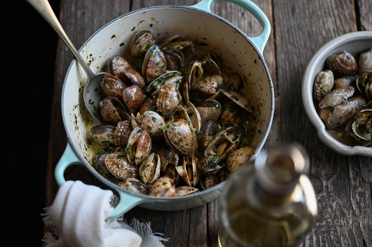 Clams in Salsa Verde.

A simpler dish than Moules Mariniere, teeny tasty clams are simmered in a sauce of white wine, olive oil, parsley and garlic. 

Find the full recipe up now on my site: bit.ly/2PafW3c