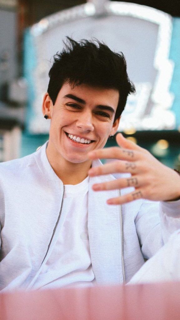 AnxtherCyrus's tweet photo. 27.12.19 —— # TeenRB19

—Después de haber asistido a los premios juveniles junto a su familia, donde cabía resaltar había ganado uno por última vez, René regresa a casa para comer en familia celebrando los premios ganados y dándose buena vibra para la gala de los RemmyBs.— https://t.co/09xc45HRQU