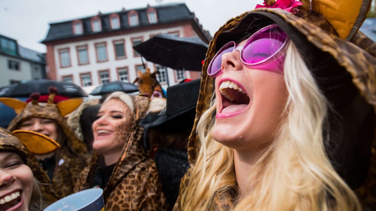 eventthinking's tweet photo. Helau und Alaaf an alle Jecken! Heute ist der Höhepunkt des Karnevals - der Strassenkarneval! Viel Spass dabei wünschen wir von #eventthinking! https://t.co/aPLFjYekFs