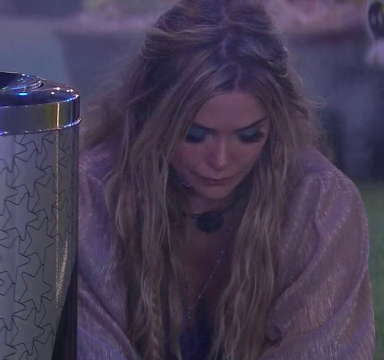 manugavato's tweet photo. a marcela zoou e riu da gizelly na festa passada e hoje está do mesmo jeito.
#BBB20 https://t.co/fGGo1KoiVw