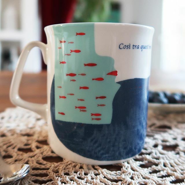 AnnaGodeassi's tweet image. quando il buongiorno comincia cosi’• when the goodmorning starts like this!
• • •
#meditathe’ #tazzeletterarie #illustratedmugs #illustrationwork #illustationartist #illustrationnow #illustration_daily #illustratoriitaliani #artist_sharing #artiststu… ift.tt/2SGyvy0