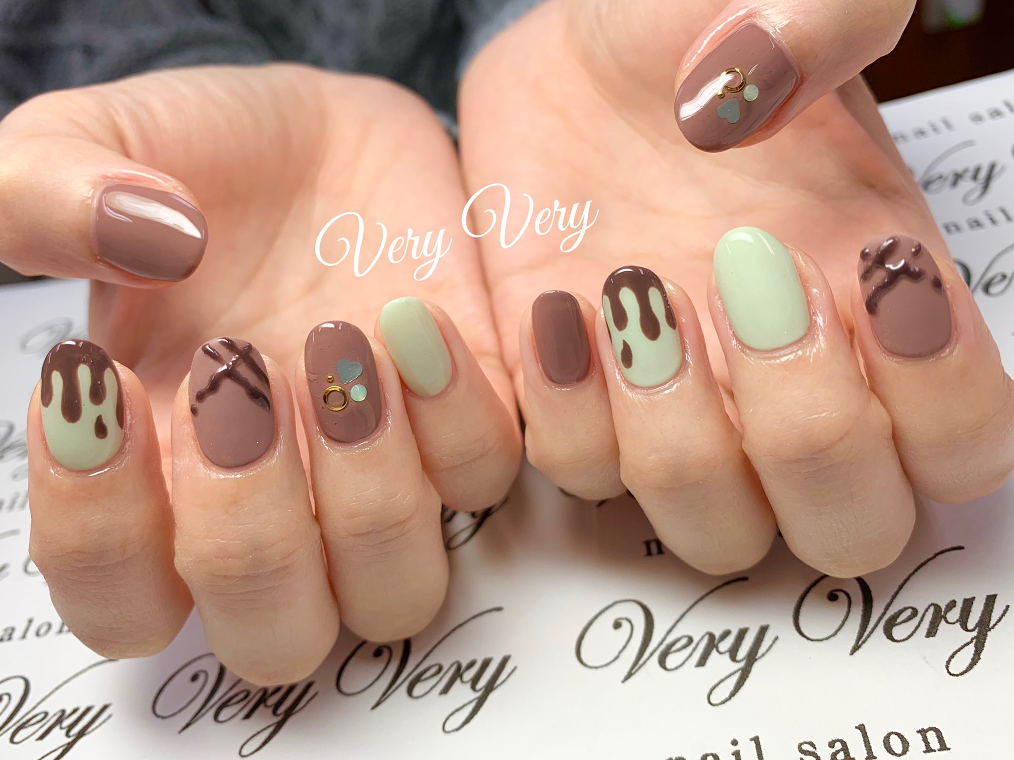 ネイルサロンveryvery ピスタチオチョコ ぷっくりネイル ネイルサロンveryvery 札幌 ネイルサロンベリーベリー 札幌ネイルサロン ジェルネイル チョコネイル チョコレートネイル チョコがけネイル ブラウンネイル スイーツネイル ショート