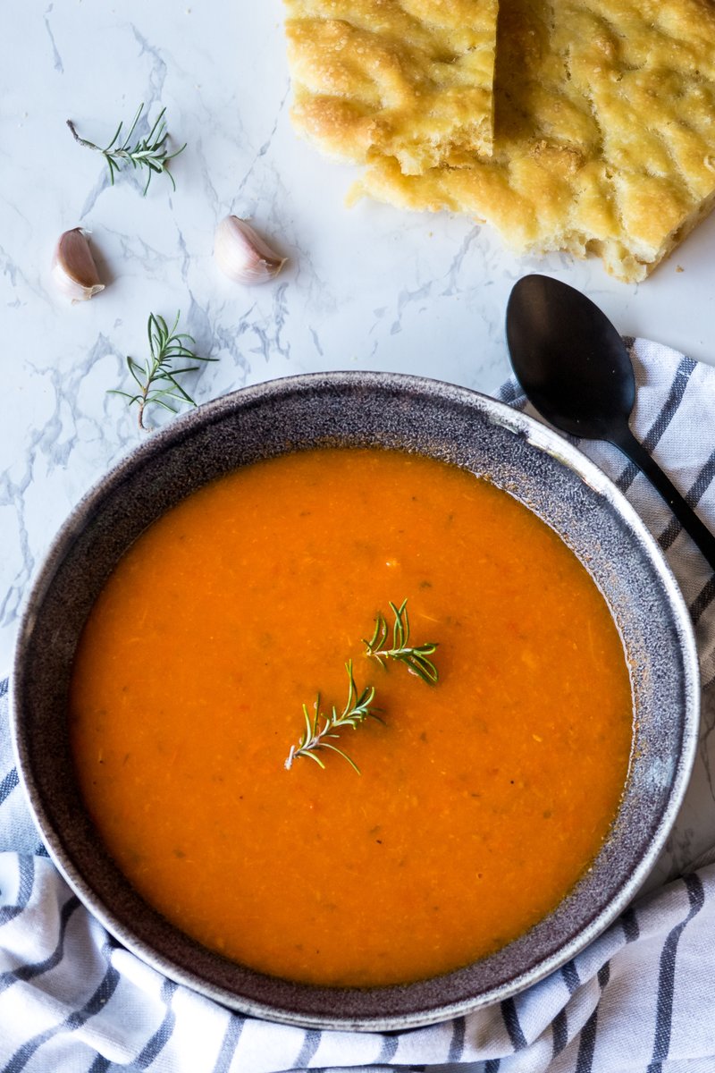 Een oudje in een nieuw jasje want wist je dat dit een van mijn eerste recepten was op de blog? Nog steeds maak ik dit vaak en dit is zo'n super easy snel receptje voor een heel smakelijk soepje. Eigenlijk een - ik gooi alles wat ik… thelovebagage.nl/2020/02/20/tra…