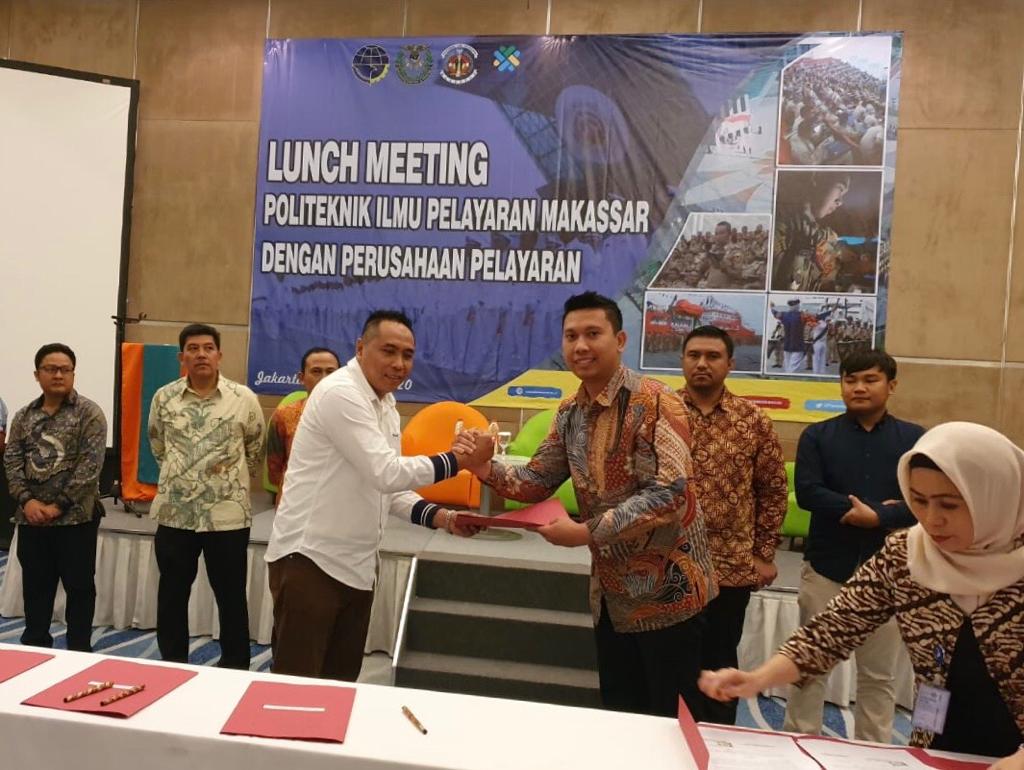 AcakPt's tweet photo. Commisioner PT Acak Samudera Indonesia, Mr Arie Permana was attending lunch meeting held by Politeknik Ilmu Pelayaran, Makassar. https://t.co/ouIlVtiP4n