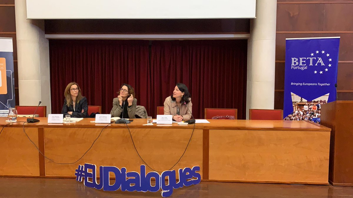 CE_PTrep's tweet image. O #EUDialogues é realizado no âmbito do #MODELEU em Coimbra.
O programa inclui a participação de Isabel Camisão, Professora Auxiliar do Departamento de História, Estudos Europeus, Arqueologia e Artes da @UnivdeCoimbra, e de Sofia Colares Alves.
