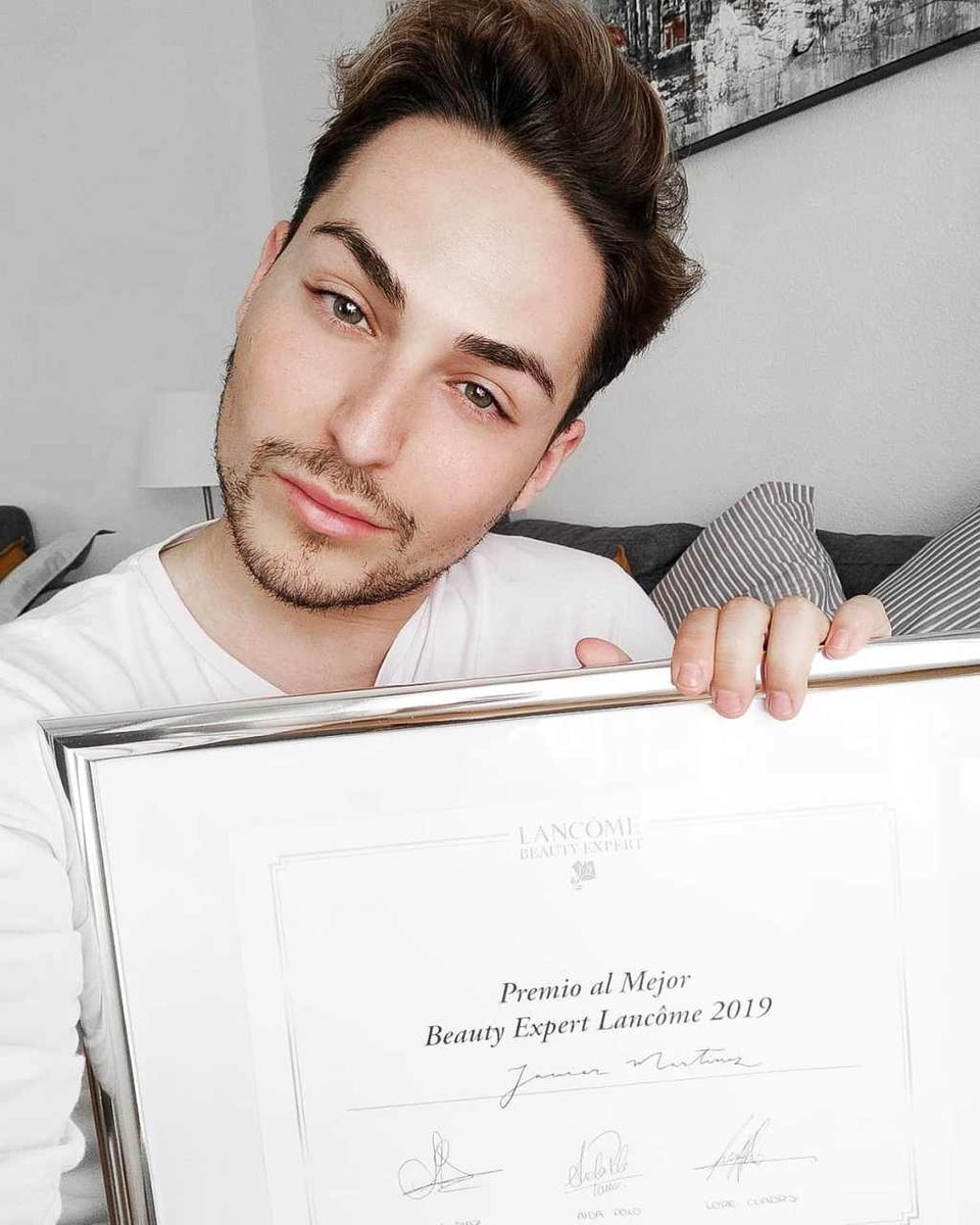 JavieroDiviero's tweet photo. Premio Mejor Beauty Expert Lancôme 2019 España https://t.co/MUTwr4qjQG https://t.co/UmayfvQ7ml