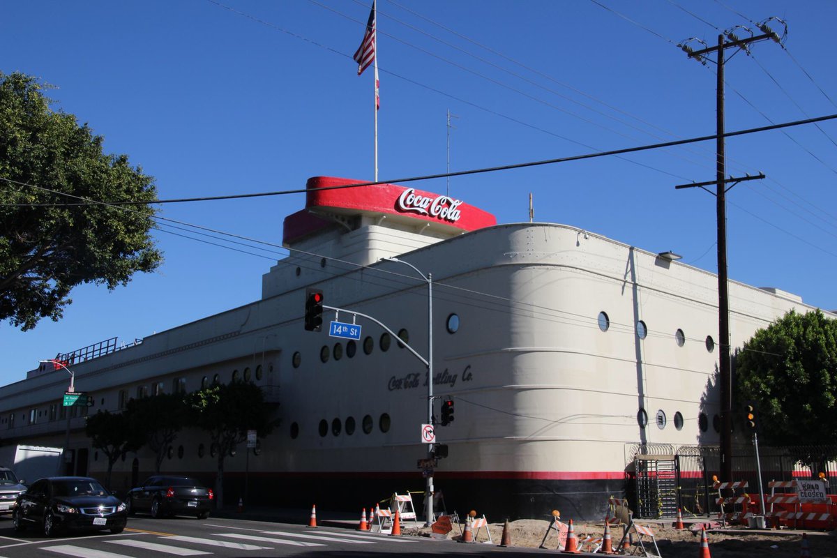 Prf_JMoriarty's tweet photo. @carmartinprieto @fraisku @Rm_ArqT @jafgaqt Yo me quedo con el aire pop de trasatlántico vintage del edificio de #Derrah en Los Ángeles. Llamadme viejo. https://t.co/QDki1wMIE7