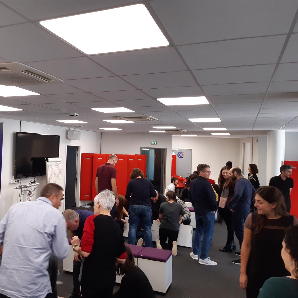 BusinessPole's tweet photo. Les équipes sont en place ! Prêts à vous affronter pour ce nouveau #teambuilding #buildandplay ??! 
💡Et si on préparait l'#EURO2020 à @Sophia50ans ?⚽️🏆
📌Votre objectif du jour : construire, assembler et décorer un baby-foot par équipe ! #team #lunchbreak #funnylunch #babyfoot https://t.co/nj0dSs06AU