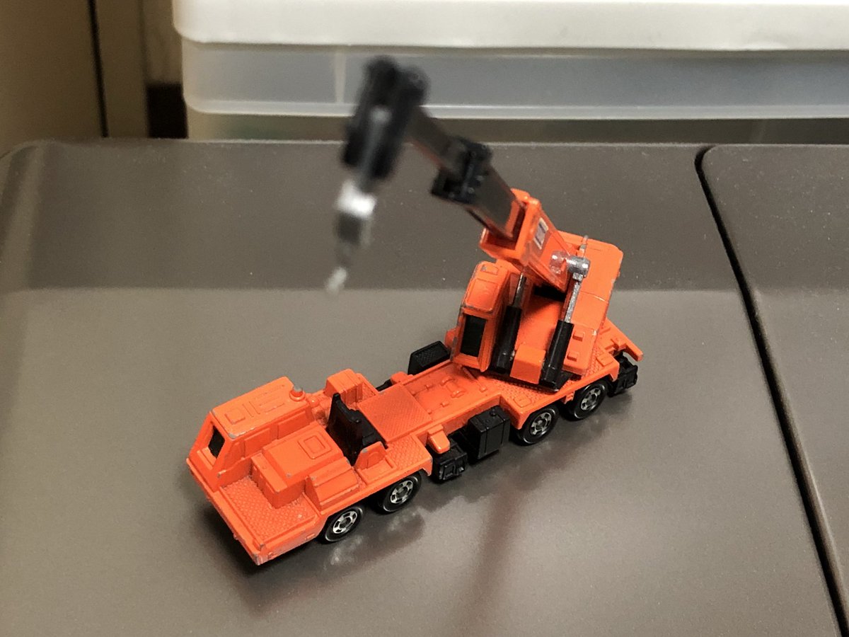 トミカのタダノ ハイドロクレーン TG-452 ロングでモデル化された4軸の