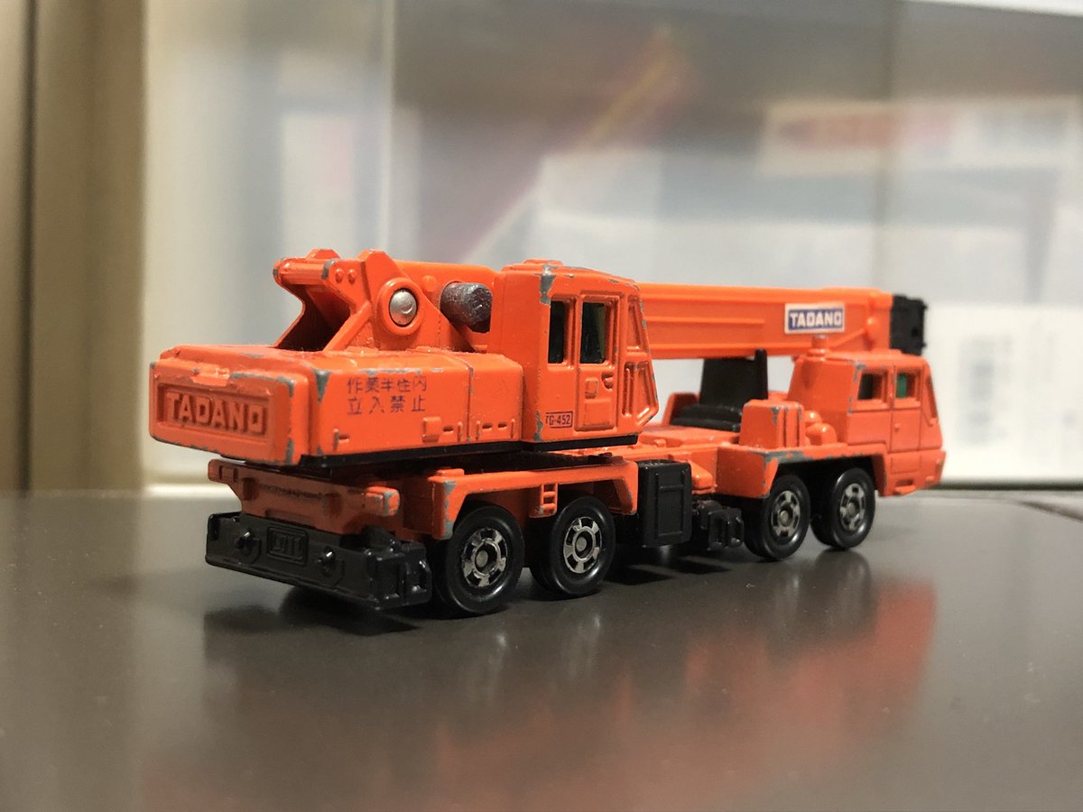 トミカのタダノ ハイドロクレーン TG-452 ロングでモデル化された4軸の