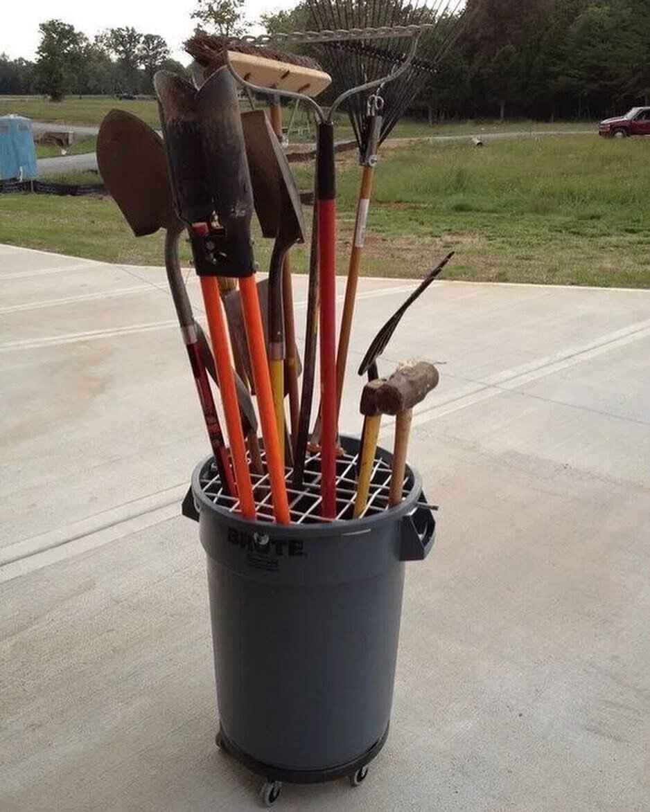 gorodunet's tweet image. Инструмент всегда под рукой. И нести не надо, если дорожки есть

#садовыйинструмент #идеихранения #дачныйлайфхак