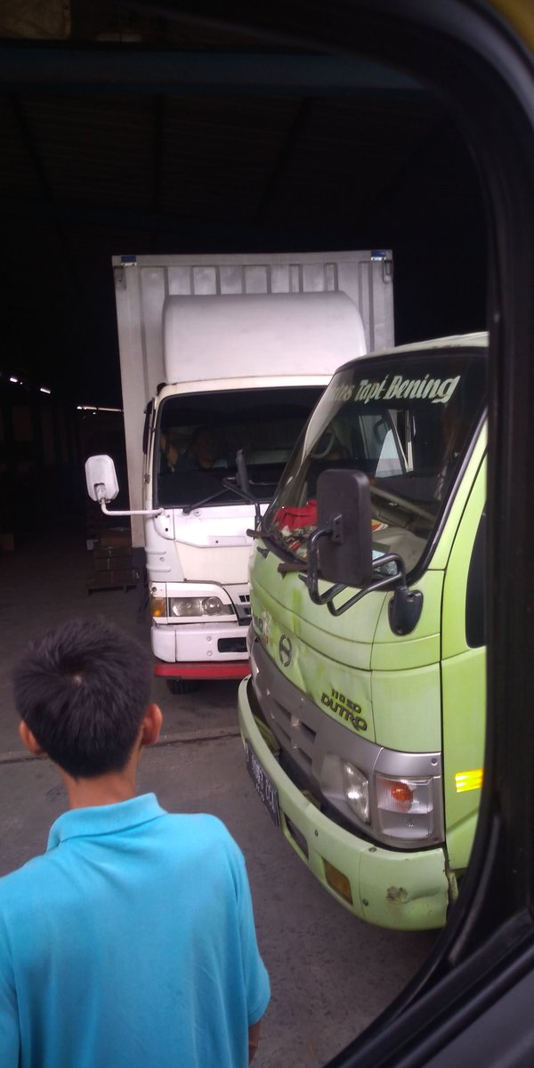 AgusTabitha's tweet photo. Sue sore ini tabrak bonus jam segini masih Pake antri muat😭😭😭😭😭😭 https://t.co/CSm1vifbLh