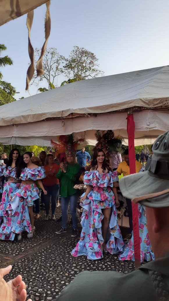 DalilaRosilloM's tweet photo. Jueves de #ConversandoConYelitza,  Así de alegre comienza el programa radial de nuestra gob @yelitzePSUV_ , Desde la parroquia  Boquerón #Ruta2020 . Carnaval es tradición,  cultura y paz. 💃👑🎈🎭 @NicolasMaduro @ErnestoPSUV_ @santaella_dip @dcabellor https://t.co/um02TwNXgb