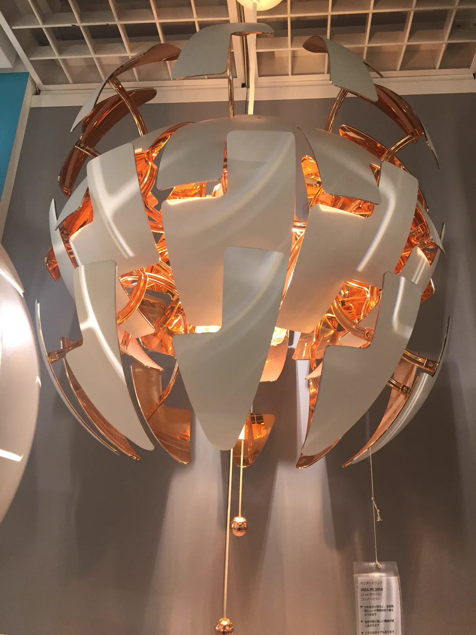 IKEAの衛星兵器みたいなルームライトがかっこよすぎると話題ｗｗｗ