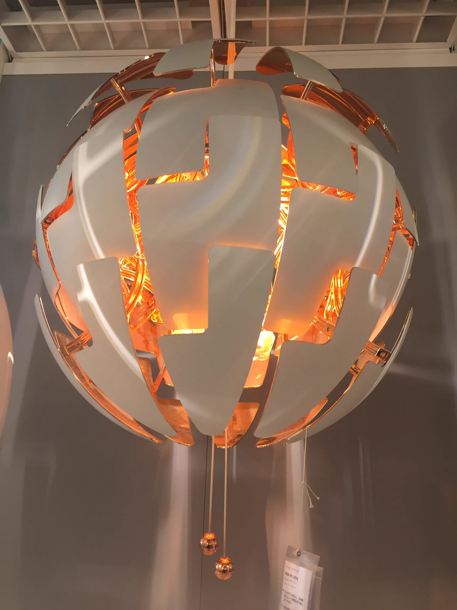 IKEAの衛星兵器みたいなルームライトがかっこよすぎると話題ｗｗｗ