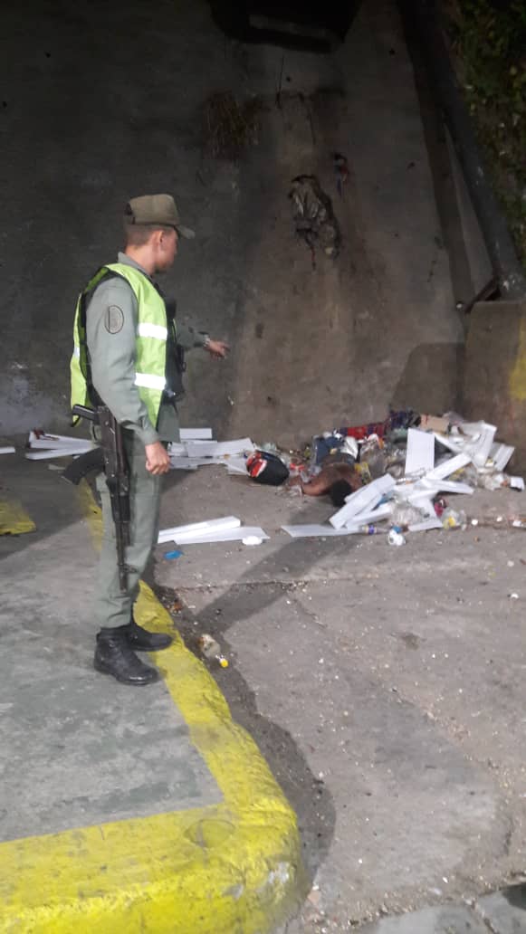 TerryReporta's tweet photo. 📣 #Caracas en la Autopista Sur - Caracas, túnel el Paraíso dirección Catia, fue hallado un occiso aún por identificar, en el bajante de la basura. https://t.co/M2oeyFgyZw