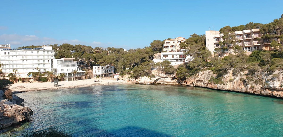 FuturtransSL's tweet photo. We show you some images of Es Pontàs and Cala #Santanyí. #Mallorca has nothing to envy to any #beach destination in the world. Do you want a dip?

Our photo-driver, Rafael Nieto, has also photographed the sculptures of the South Equilibrium Project.

Shall you come? 🧡🚍 https://t.co/mhHGXMxfEo