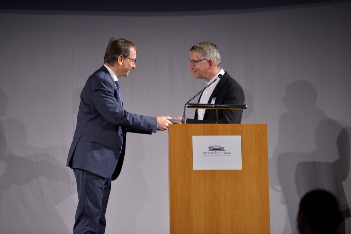 werkstoffplus's tweet photo. In Parallelsessions ging es mit spannenden Vorträgen zu Innovativen #Leichtbaulösungen sowie #Werkstofflösungen weiter: @EDAG #FischerHydroforming, #Fraunhofer @Daimler #NovelisDeutschland @Uni_Stuttgart #ValeoSiemenseAutomotive @DLR_Stuttgart 🚗 https://t.co/Pz6u9Njlcp