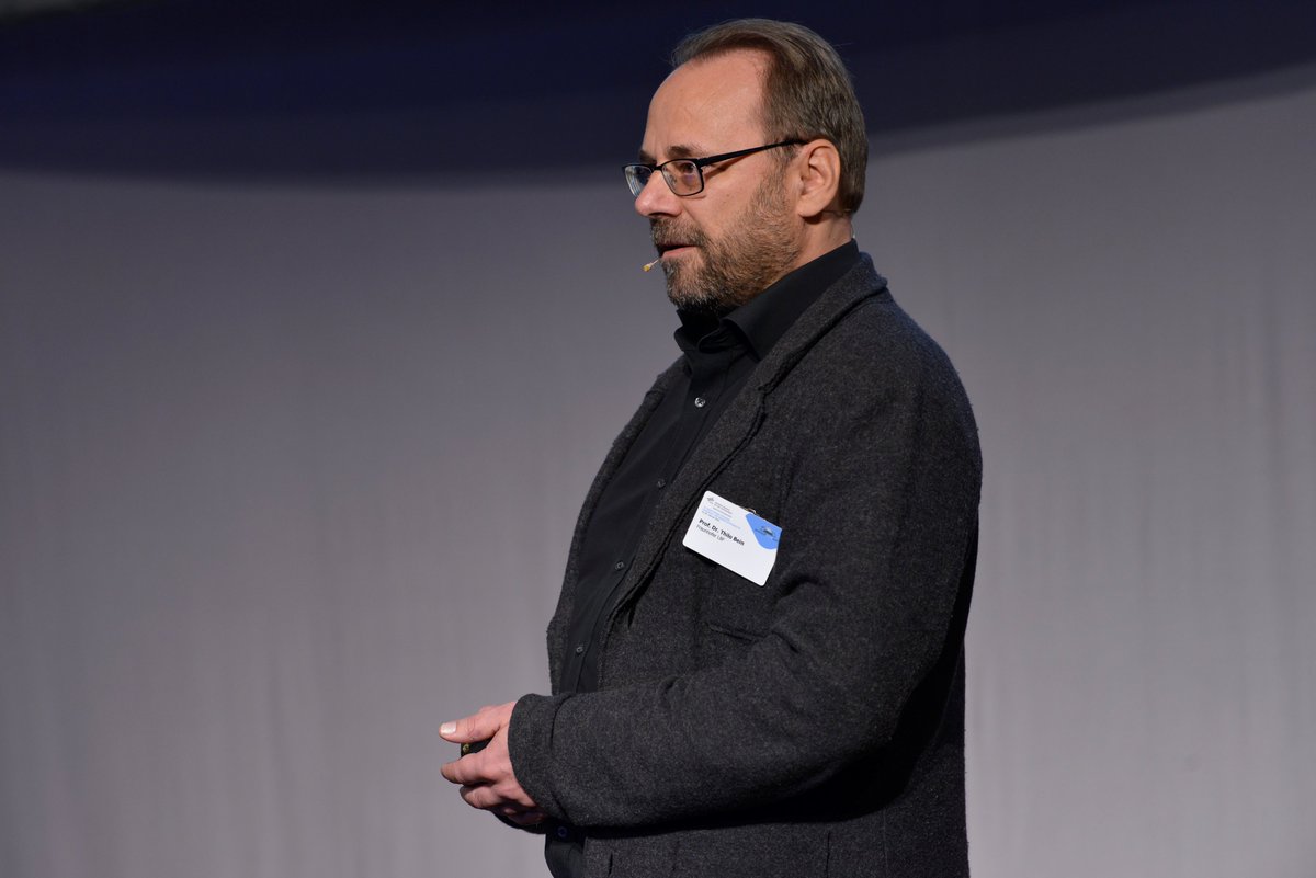 werkstoffplus's tweet photo. In Parallelsessions ging es mit spannenden Vorträgen zu Innovativen #Leichtbaulösungen sowie #Werkstofflösungen weiter: @EDAG #FischerHydroforming, #Fraunhofer @Daimler #NovelisDeutschland @Uni_Stuttgart #ValeoSiemenseAutomotive @DLR_Stuttgart 🚗 https://t.co/Pz6u9Njlcp