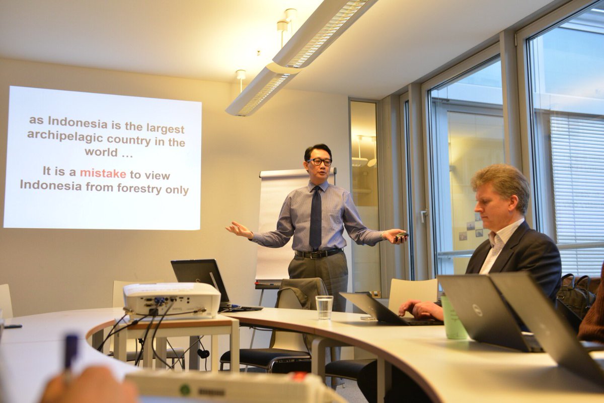 havasoegroseno's tweet photo. Very intensive discussions with Phd students of @HumboldtUni on Indonesian environment policy. Indonesia often wrongly asssesed from forestry only, while Indonesia is the largest archipelagic waters. Why? Most commentators know nothing about ocean!!! https://t.co/FyqiOLozdK
