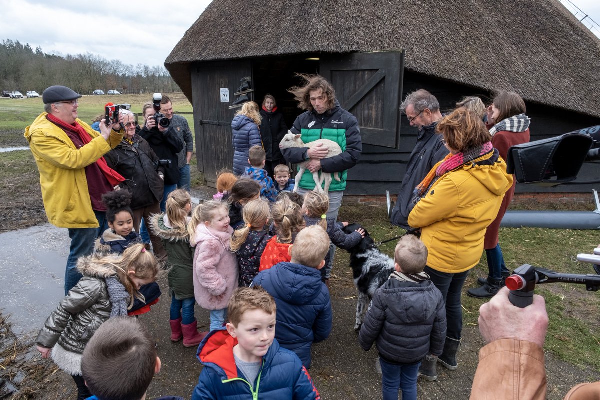 Een wolf in de schaapskudde!!!!
Gerard van Velde  adopteerde zojuist een lammetje bij de Schaapskudde Epe-Heerde.
Hij gaf het lammetje de naam Wolf. “Op die manier is er altijd een wolf op de Renderklippen en ook nog eens tussen de schapen” zei Gerard lachend.