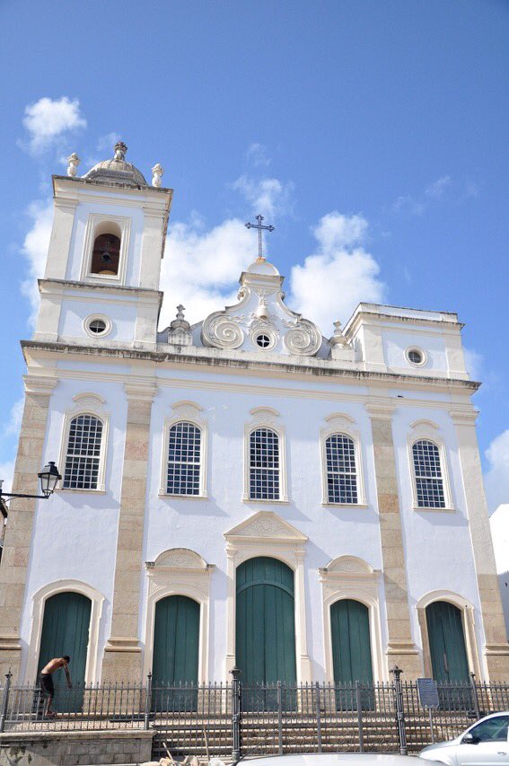 One of my favourite examples of how people react to economic incentives:

Architectural tax avoidance👇
🇬🇧 UK : tax on windows
🇻🇳 Vietnam: tax on frontage 
🇫🇷 France: tax on floors (roof exempted)
🇧🇷 Brazil: tax on church construction (when finished)