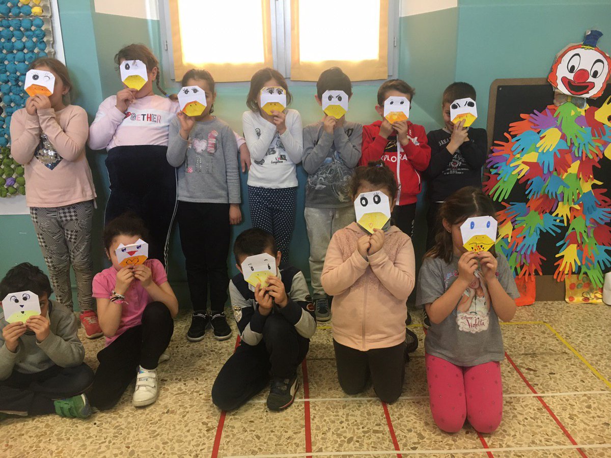 DanielaStella_'s tweet photo. Laboratorio di geometria: “Origami in maschera". Classe 1a-2a Casalnoceto @Ic_Viguzzolo: per un giorno ci trasformiamo in paperotti. https://t.co/HTiAB3vEaI