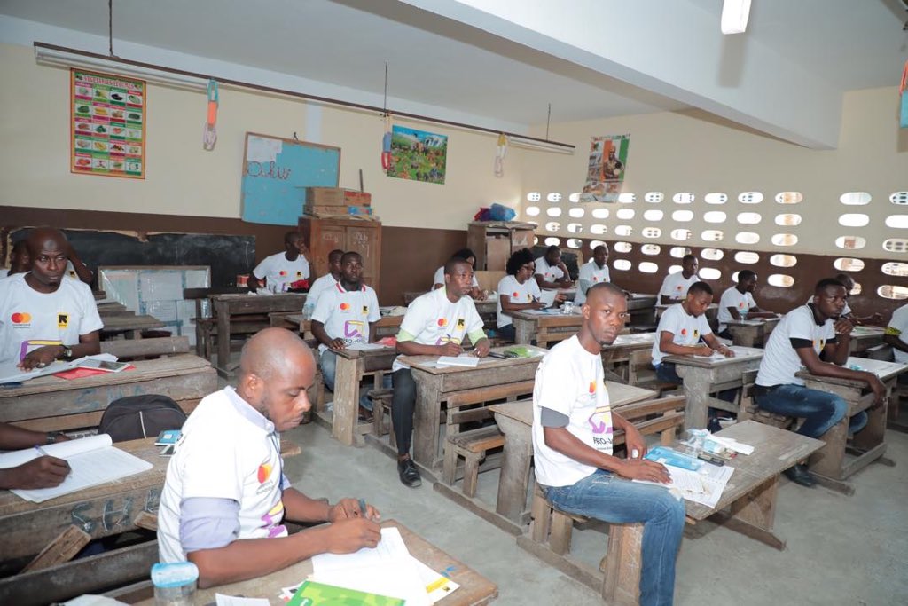 abdu_cisse's tweet photo. #PROJeunes
Ce sont au total 150 jeunes qui suivront une formation en entrepreneuriat de 3 mois pour faciliter leur insertion socio-économique. La formation sera relancée régulièrement chaque 3 mois pour 150 autres jeunes afin que le maximum de personnes en bénéficient. @RESCUEorg https://t.co/m6zvcTEmcW