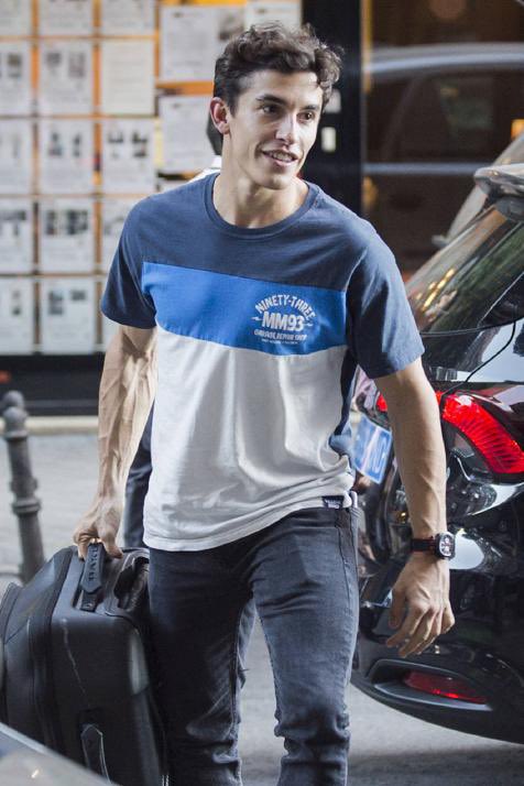 LA PÉSIMA NOTICIA PARA TODOS LOS PILOTOS DE MGP: HONDA FIRMA EN BLANCO 4 AÑOS MÁS CON 93..!
La cantidad millonaria es lo de menos. Sólo Honda TENÍA OBLIGACIÓN DE NO PERDERLO. Hoy TODOS sus MEJORES RIVALES, están desolados. Saben QUE SOLO UNA HONDA, podrá con ELLOS, por 7 VEZ!