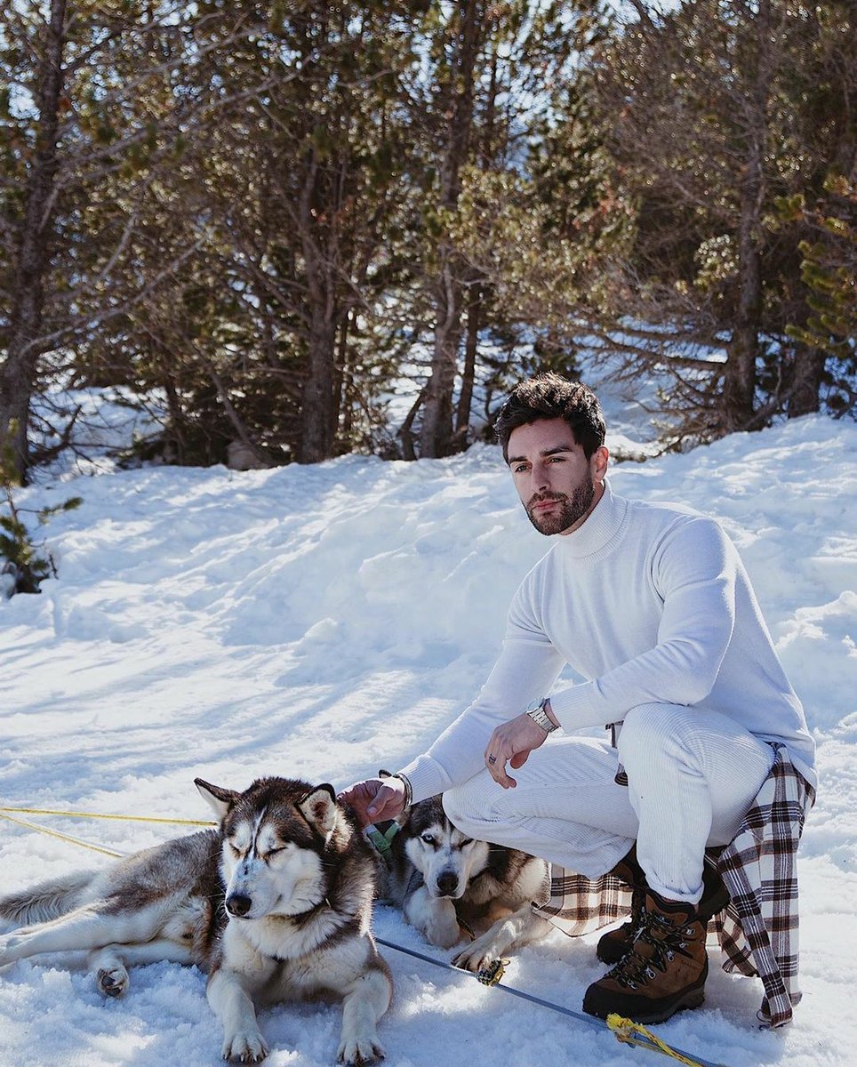 RocRoiAdventure's tweet photo. Cuando nos visitan modelos salen fotones así. Gracias @racheltrapani @valentinleonard 😍❄️🙌🏾
#rocroiaventureros #rocroi #rocroiadventure #motoneiges #mushing #motosneu #motosnieve #muixing #chiendetraineau #aventura #adventuresports #pyrenees #andorraworld #andorralovers https://t.co/rgQHDhA1B1