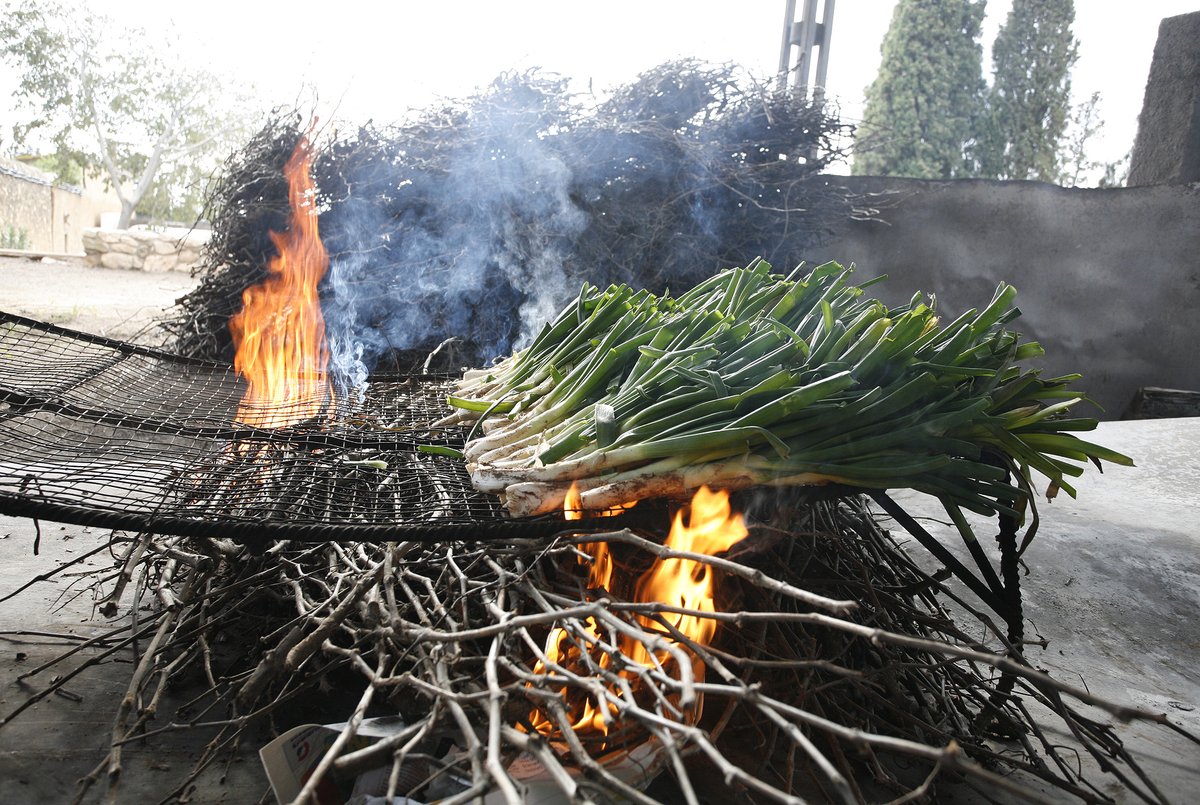 'El dijous gras
calçots, calçots
el dijous gras
calçots menjaràs'

#CalGanxo #Valls #Masmolets #calçotadaautèntica #Calçotada #Calçotades #FandeCalGanxo #slowfood #cuina #cuinacat #catalunyaexperience #foodies
