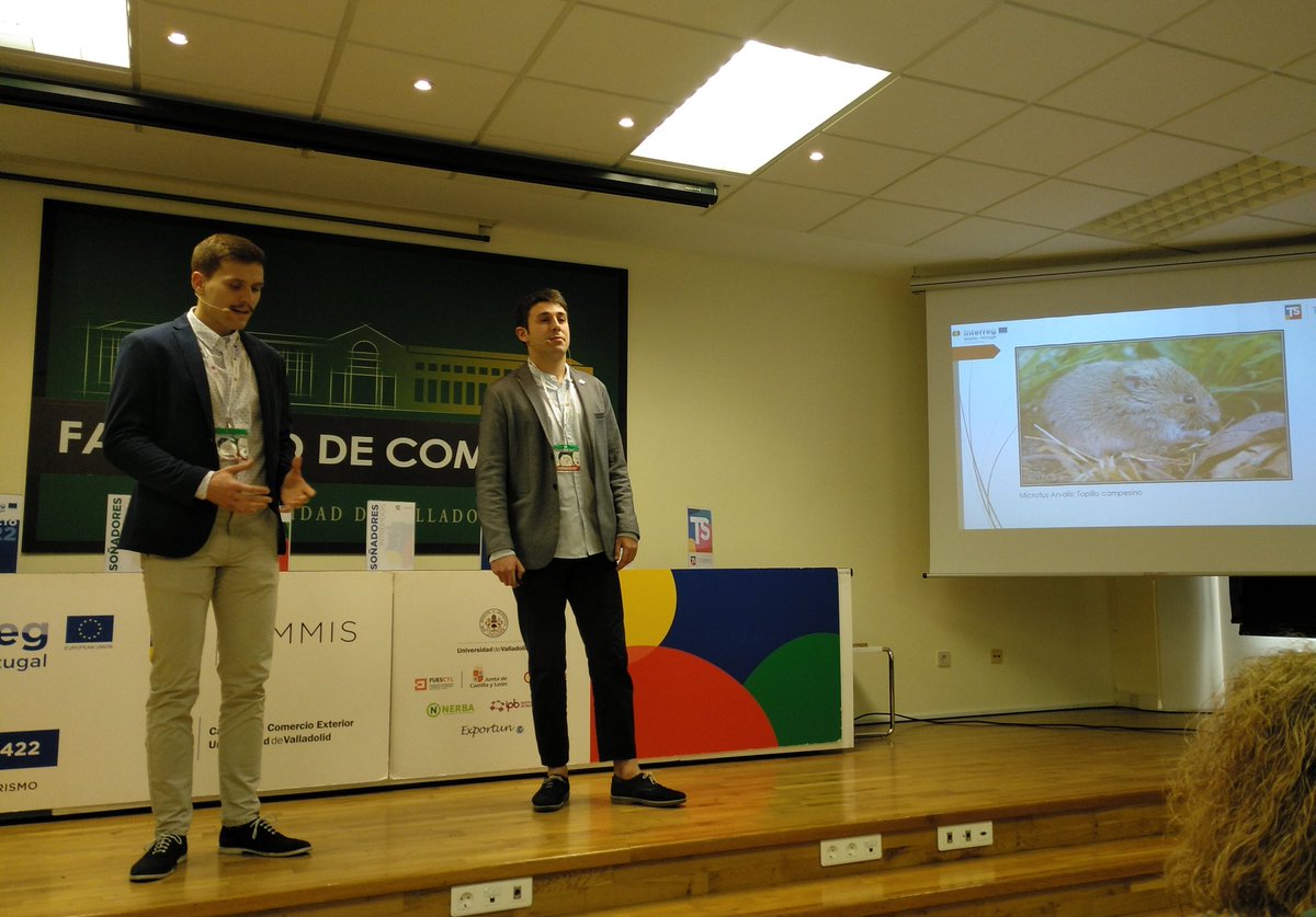 CatedraComEx's tweet photo. Los alumnos del proyecto #TIMMIS #Coproga, Jorge y Alejando, que trabajan acompañados por @EstebanezJorge y Tomás, presentan hoy en el #CongresoTIMMIS su modelo de negocio para luchar contra las plagas de topillos. https://t.co/UHhn0ZzInE