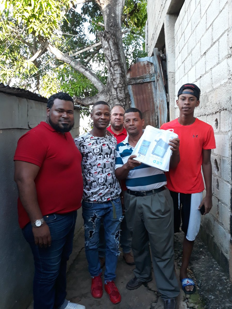 jr_cosma's tweet photo. Dios con Nosotros
Haciendo entrega de lámparas en el sector de Villa Eloísa
(las cañitas) cumpliendo con nuestra Promesa de campaña.
lograr que la Circunscripción 3 este alumbrada desde el callejon más pequeño hasta las grandes avenidas

#JuniorCosmaRegido 
#PorUnMejorDistrito https://t.co/Pep1WeF0WU