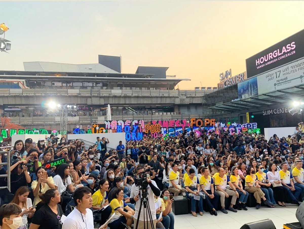Emma__jma's tweet photo. ตอนแรกที่ส่อง คิดว่านุ้งกำลังถ่ายไรน๊า🤔ในที่สุดก้อได้คำตอบแล้วว่าเค้าส่องป้ายไฟนี่เอง😆 ก้อน่ารักอีกแระติ่งจะไปไหนได้อีกอ่ะ😊😍🤟🏻
ปล.นุ้งปาก้อแอบส่องพรี่เจ็มว่าถ่ายไรเหมือนกัลแหละดูออก😜
Cr.Jma
#50ch3infinityfun #จับฉลากบอลช่อง3
#jamesma #pariit #james_jamesma #เจมส์มาร์ #ปาริธ https://t.co/ggC5ZmPbvI