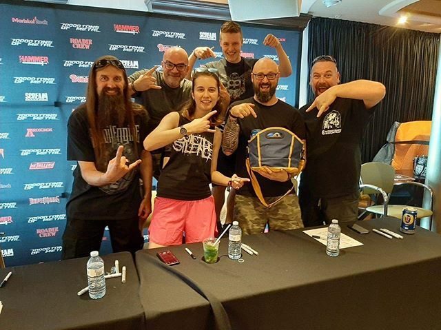 Fans who bring beerz on a boat!!! It doesn’t get any better!! Thx Yves for the picture! @fostersuk <a href="/70000tons/">70000tons</a> #signing #session #70000tons #beer #pink #shorts