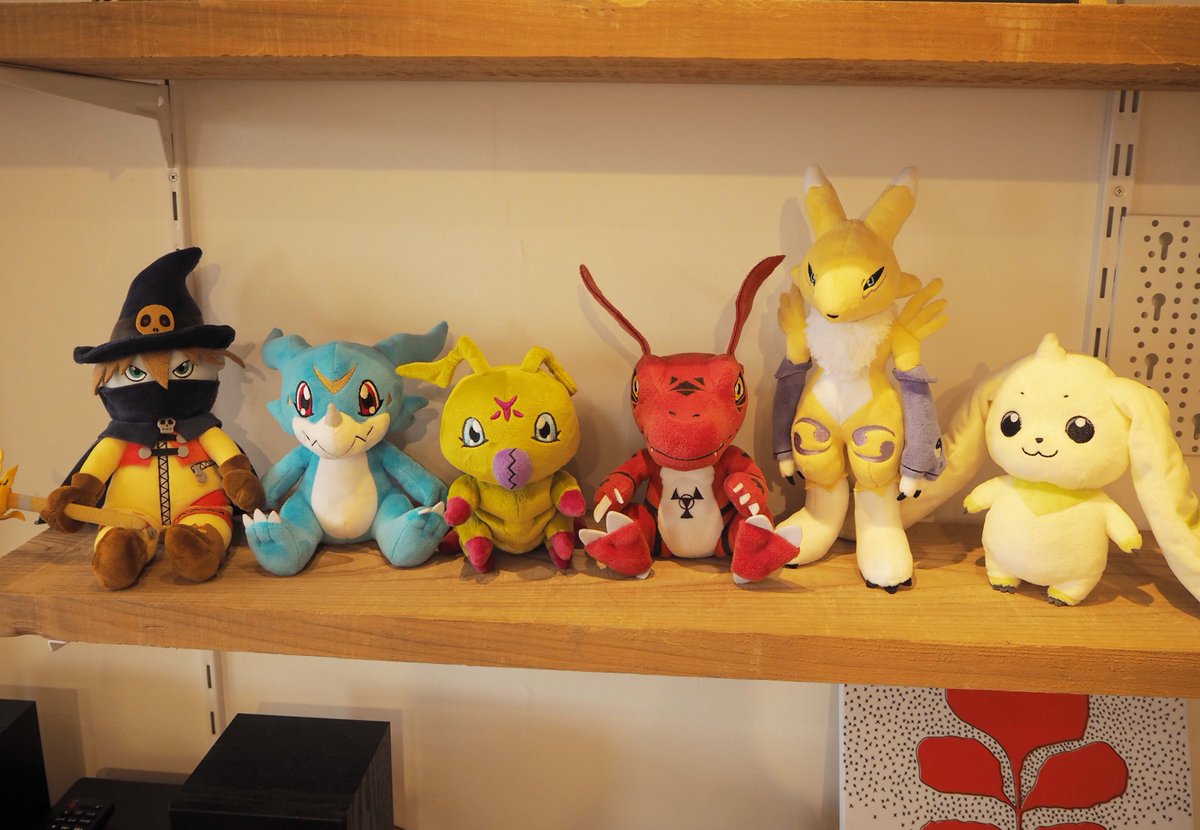 三英貿易株式会社 Twitter પર 新商品発売情報 デジモンぬいぐるみ クッションの第2弾が いよいよ明日発売 全国の玩具 雑貨専門店 有名家電量販店 Lb Pop Up Theater等でお取り扱いがございます お気に入りのデジモンを手に入れてください デジモン