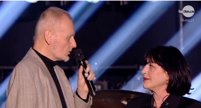 « "Mise en danger" pour les artistes : choisir entre mettre un effet sur la batterie et mettre un effet sur la basse, c'est un peu moins dangereux que de traverser trois pays en guerre sous les bombes puis de traverser la Méditerranée. »

© JACQUES DUVALL

rtbf.be/emission/dma/d…