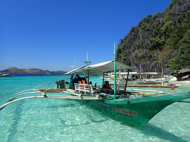 WadeaboutBlog's tweet photo. Look at the colours of the waters here. Deep blue or crystal clear - amazing.  #coron #philippines https://t.co/WN9AuMVB0T