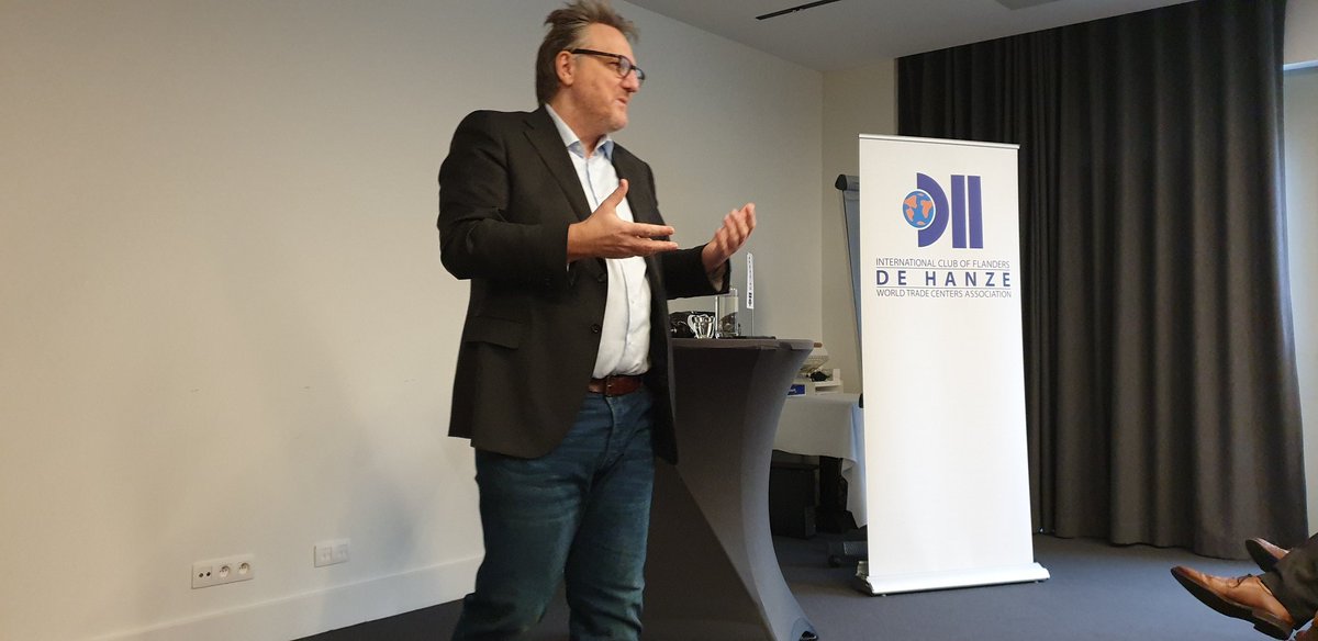 FrankDecorte's tweet photo. Citaat #Churcill 'De democratie deugd niet, maar we kennen niets beter', is inspiratie @jdceulaer voor #HOERAdeDemocratieIsNietPerfect @dehanze #ontbijtboek https://t.co/EivGbYVuz4
