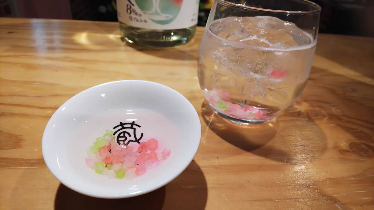 新しい日本酒の飲みかた！日本酒に金平糖をいれるだけで、可愛くて味も美味しい日本酒のできあがり。