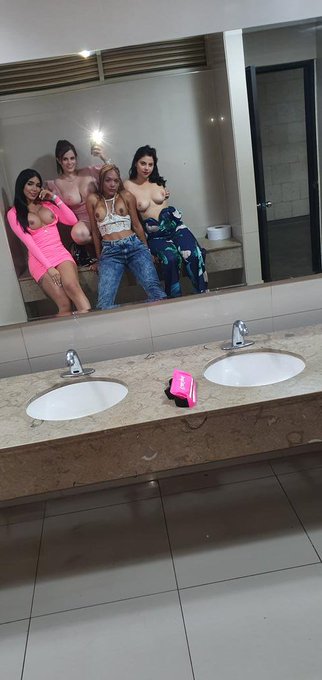 Foto en el ba&ntilde;o https://t.co/pXNOrUnzKM<a href="/tag/rt"class="tags"><span>#rt</span></a>