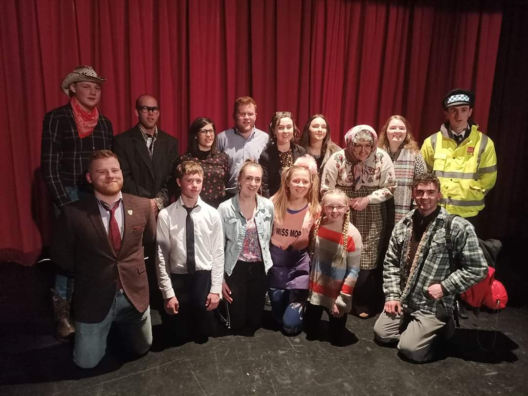 cffitrisant's tweet photo. Y clwb wedi mwynhau neithiwr yn perfformio drama Grym y Gair yn Theatr Felinfach
#dramacardi @CeredigionYFC https://t.co/RkCM4kCyDJ
