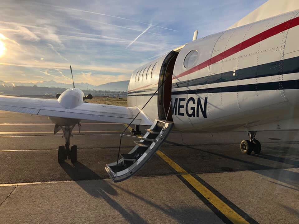 DragonFly_AC's tweet image. It’s breakfast in Geneva for the crew of GMEGN this morning 🇨🇭 ✈️ #charter #vip #bizzjet #executive #travel #flight #flying #winter #avgeek #kingairnation #aog #rescuemission #apron #swiss