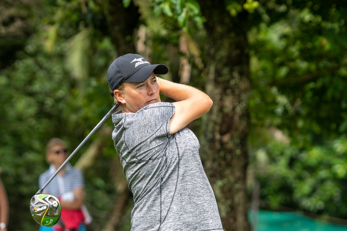 The last group is off and running! Can anyone catch <a href="/Cgorlei/">Cara Gorlei</a> on a much hotter day @SanLameerCC?🔥

📸: <a href="/golfshan17/">GolfShan17 🚨</a> 
#SAWomensMasters
#SunshineLadiesTour
#ItStartsHere
#InvestecGolf